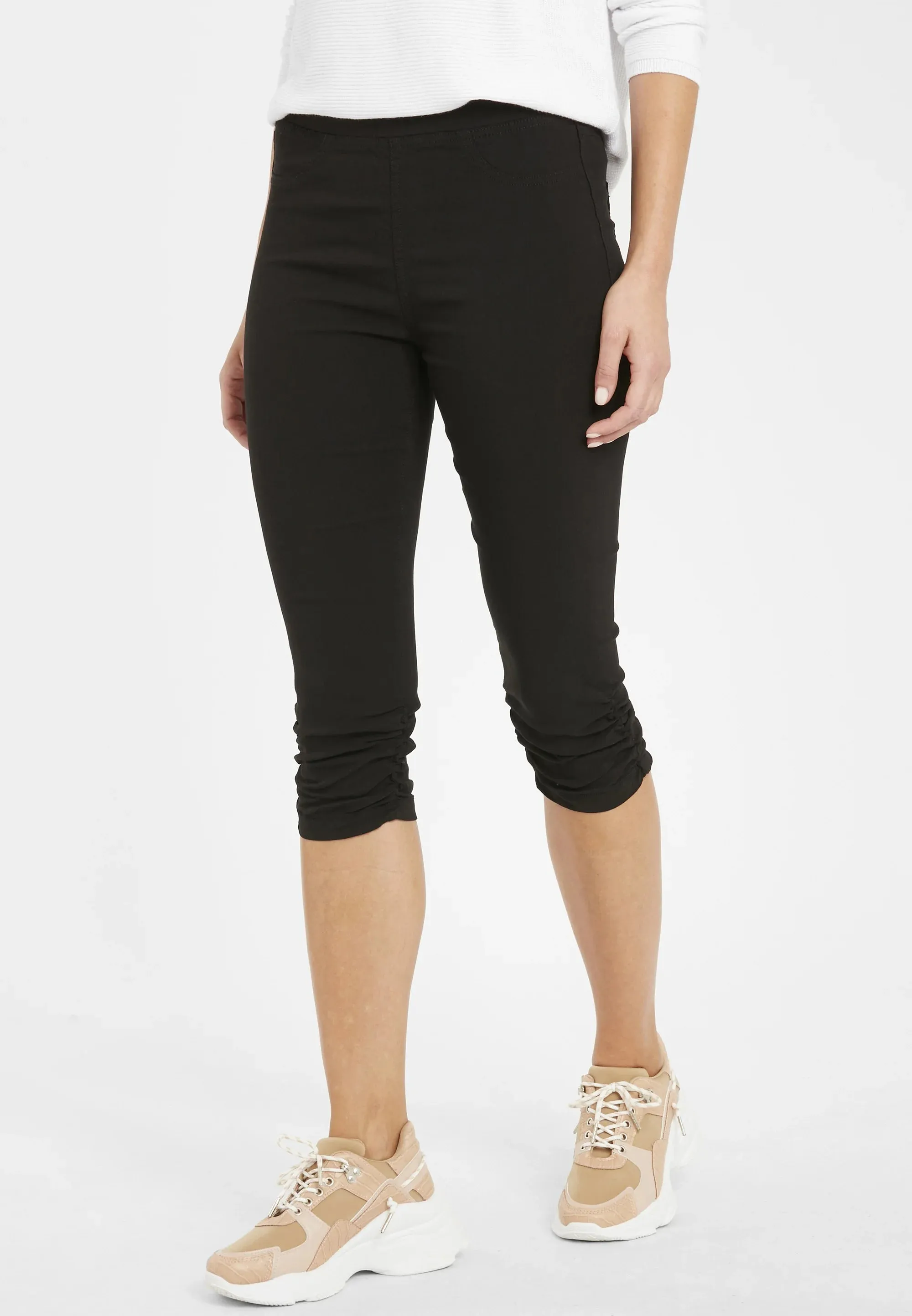 4-A0789 Bykeira Capri Pants Black